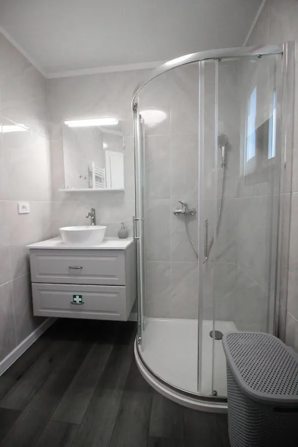 Studio Apartments N&D Omišalj 0*,